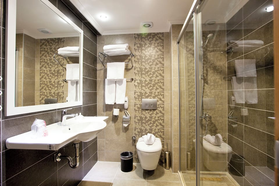 Triple Room | Minibar, in-room safe, bed sheets