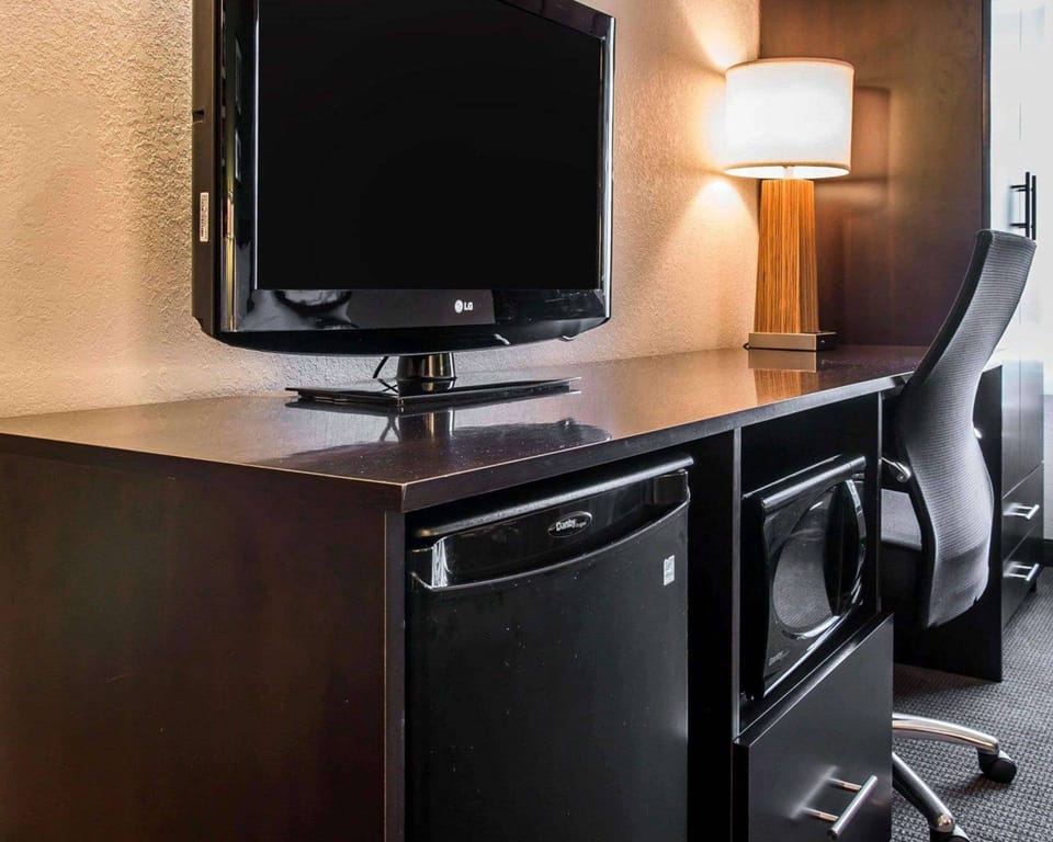 Standard Double Room, 2 Double Beds, Non Smoking | 1 bedroom, premium bedding, desk, blackout drapes