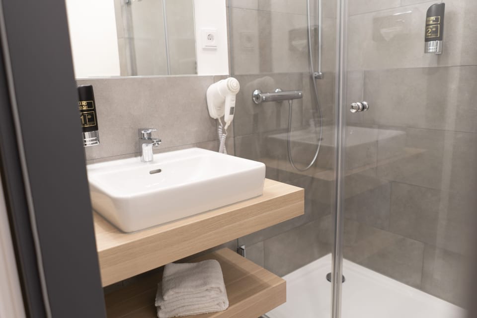 Shower, towels