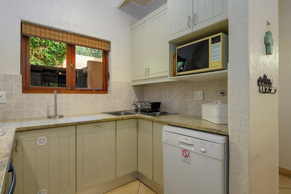 Superior Villa | Private kitchen | Full-size fridge, microwave, oven, stovetop