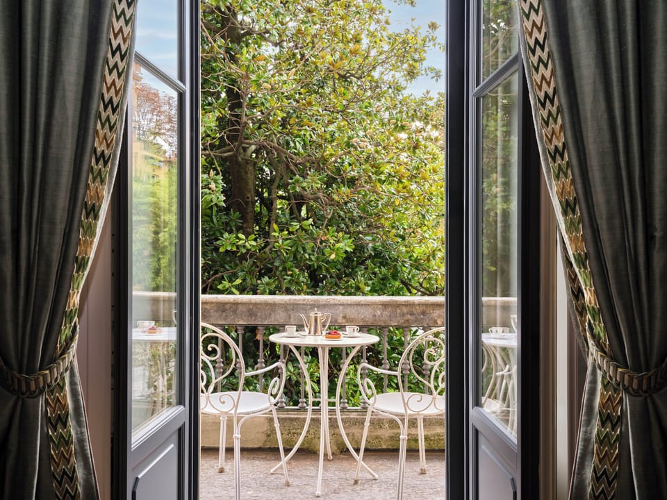 Executive Suite, Garden View | Hypo-allergenic bedding, down comforters, minibar, in-room safe