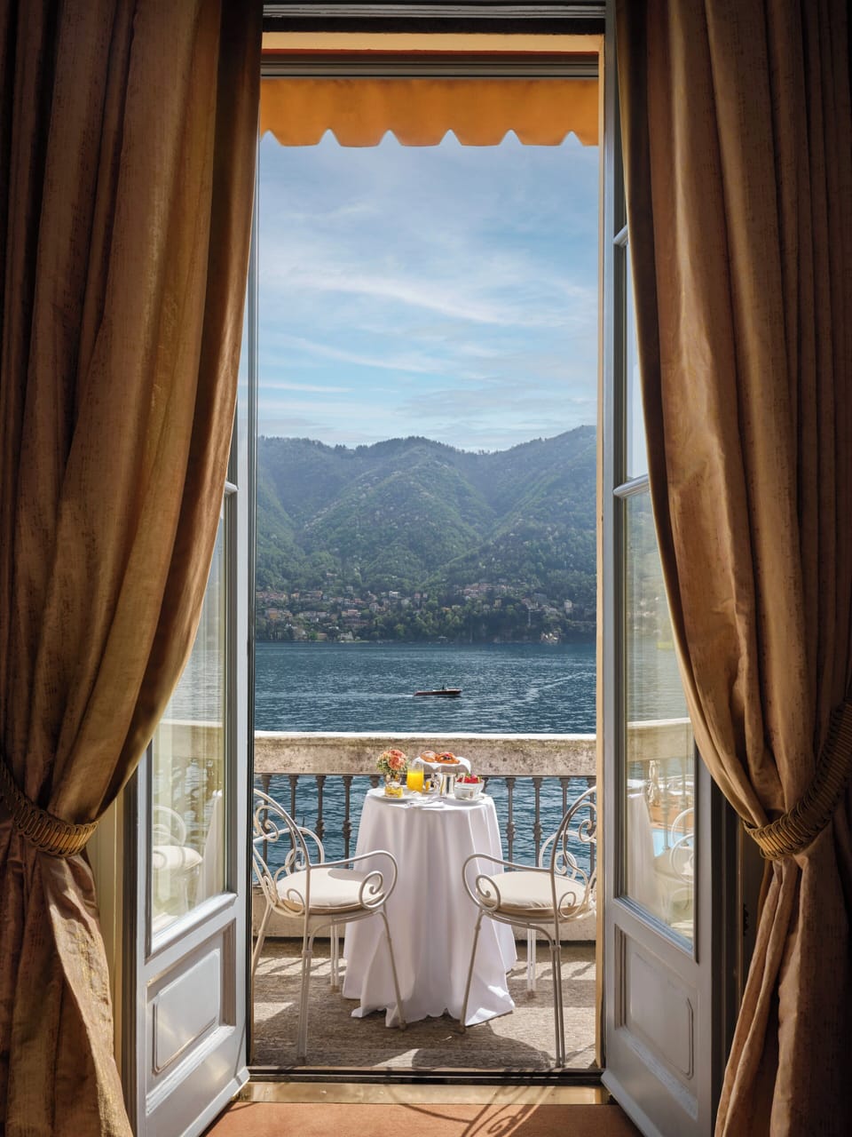Presidential Suite, Lake View | Hypo-allergenic bedding, down comforters, minibar, in-room safe