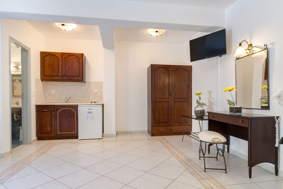 Fridge, stovetop, electric kettle, cookware/dishes/utensils