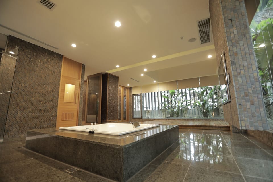 Presidential Quadruple Room, 2 Queen Beds | Bathroom | Separate tub and shower, rainfall showerhead, free toiletries