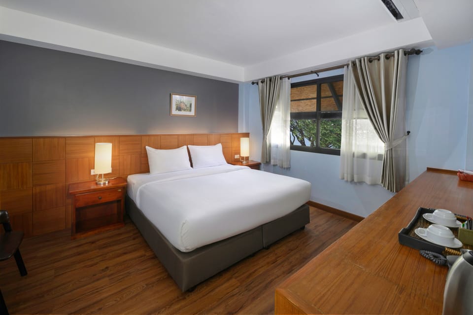 Deluxe Room, 1 Double Bed | Minibar, in-room safe, desk, soundproofing