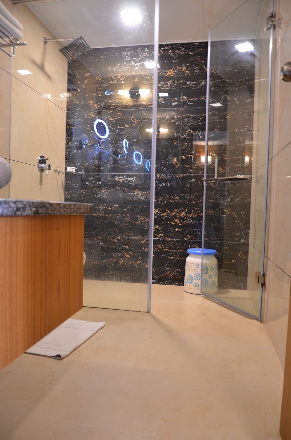 Family Studio Suite | Bathroom | Shower, rainfall showerhead, designer toiletries, hair dryer