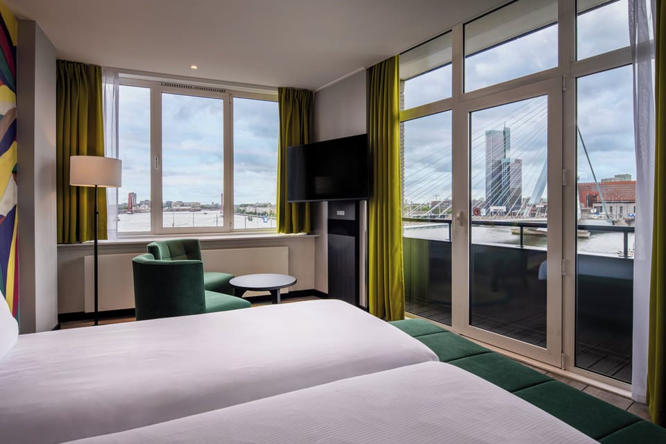 Minibar, in-room safe, blackout drapes, WiFi (free)