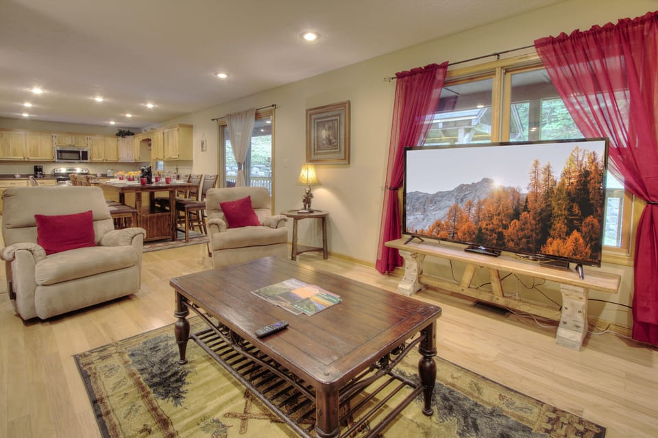 Cabin | Living room | 65-inch Smart TV with digital channels, TV, Netflix