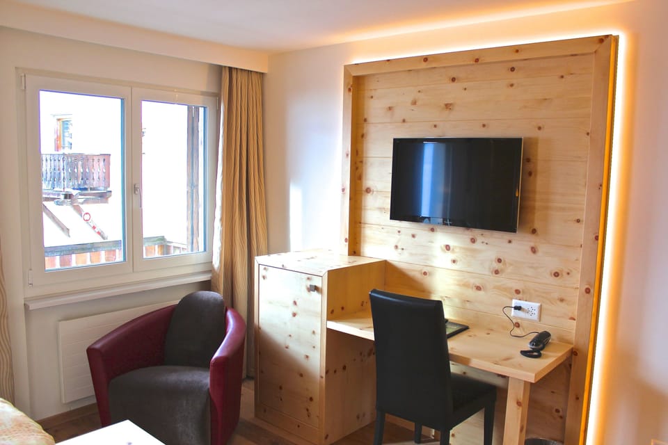 Deluxe Double Room | Down comforters, minibar, in-room safe, desk