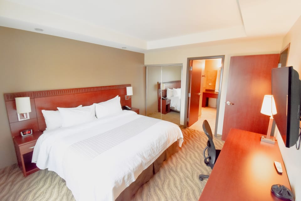Executive Suite | Premium bedding, pillowtop beds, desk, blackout drapes