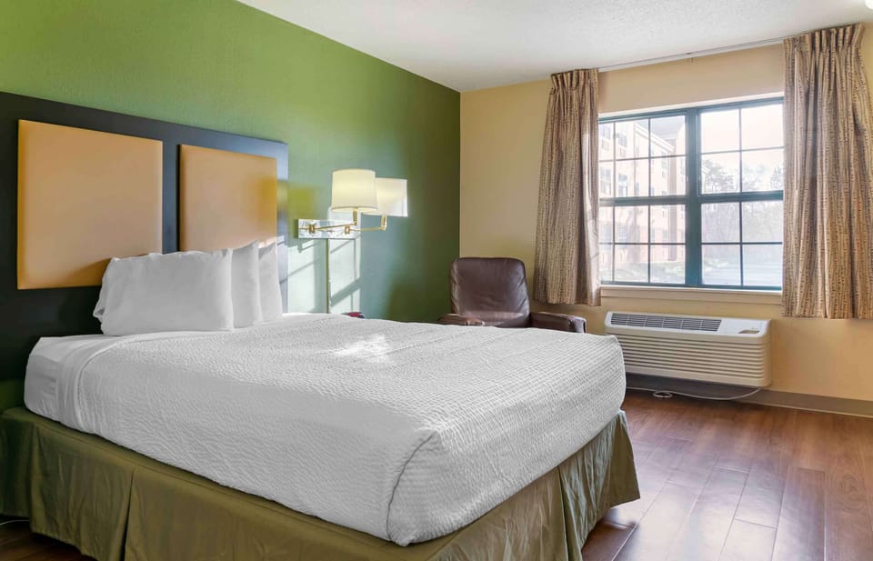 Desk, WiFi (free), bed sheets