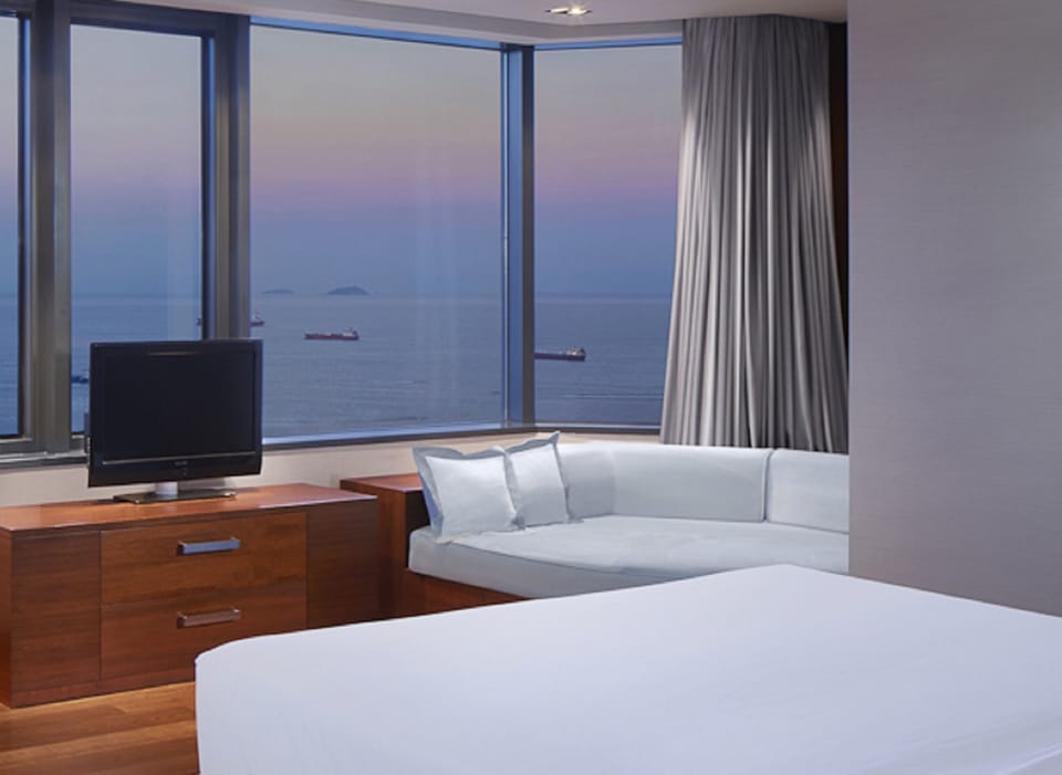 Club king / Executive Premium | Premium bedding, minibar, in-room safe, desk