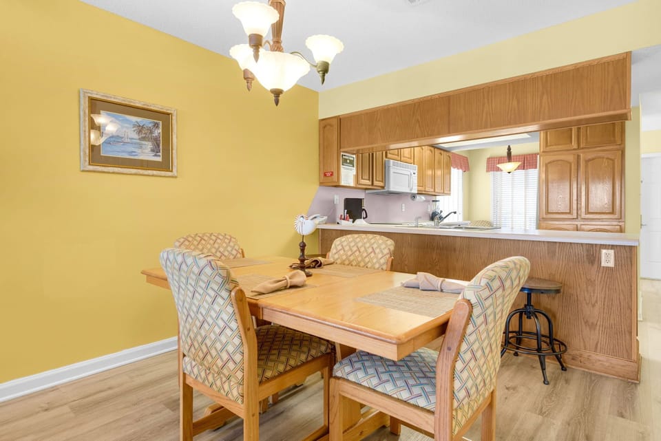 Comfort Condo, 2 Bedrooms, Kitchen, Beachfront | In-room dining
