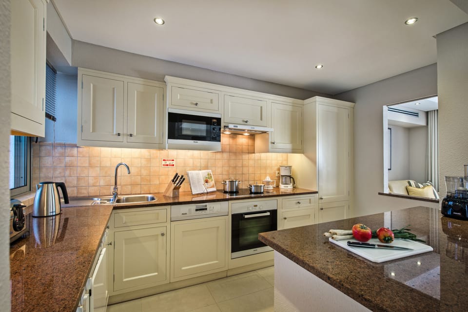 Coffee/tea maker, full-size fridge, microwave, oven
