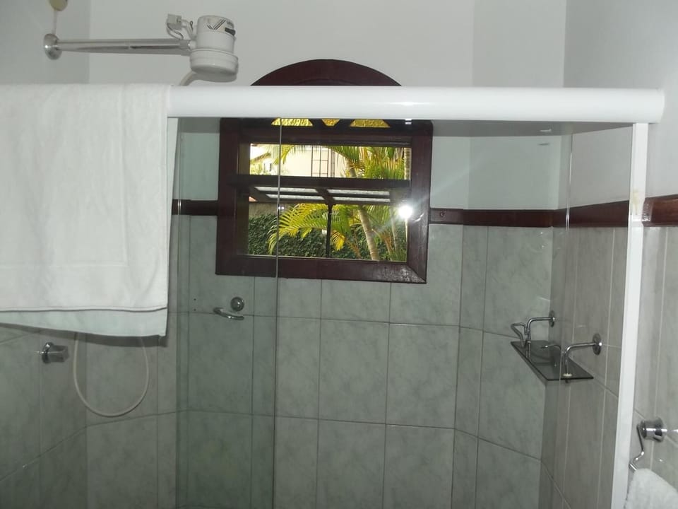 Shower, free toiletries, towels