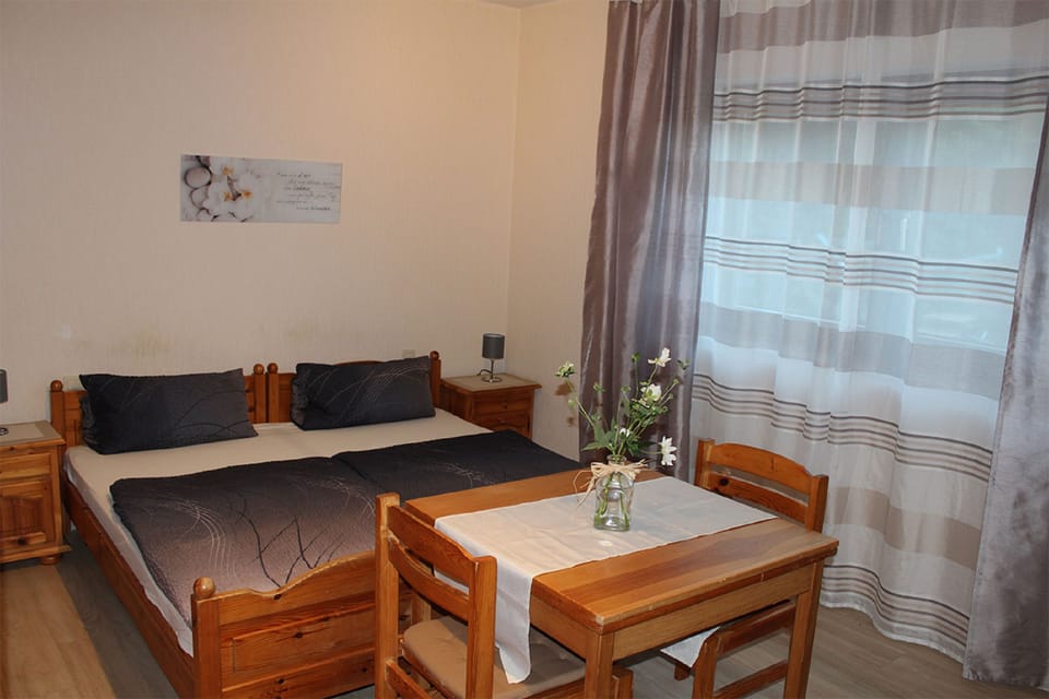 Triple Room | Iron/ironing board, free WiFi, bed sheets