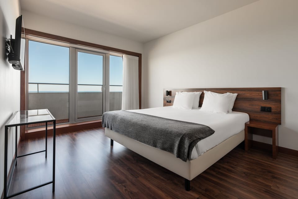 Premium Suite (Frontal Sea View) | Minibar, in-room safe, desk, soundproofing