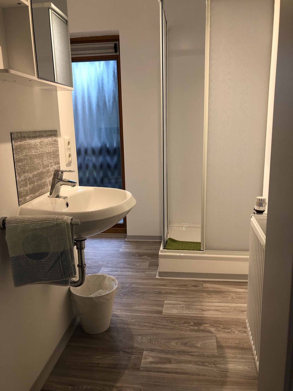 Double Room, Balcony | Bathroom | Shower, towels