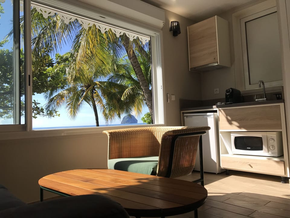 Bungalow plage | Living area | Flat-screen TV