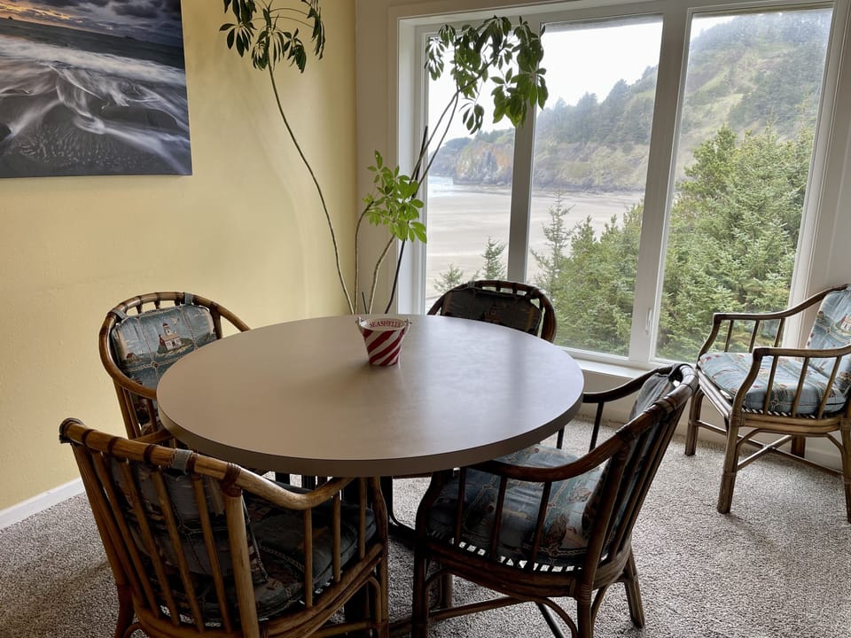 Deluxe Condo, 2 Bedrooms, Ocean View | In-room dining