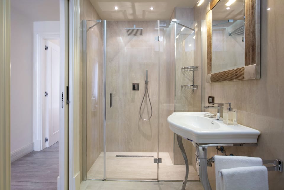 Junior Suite, Kitchenette | Bathroom | Shower, rainfall showerhead, designer toiletries, hair dryer