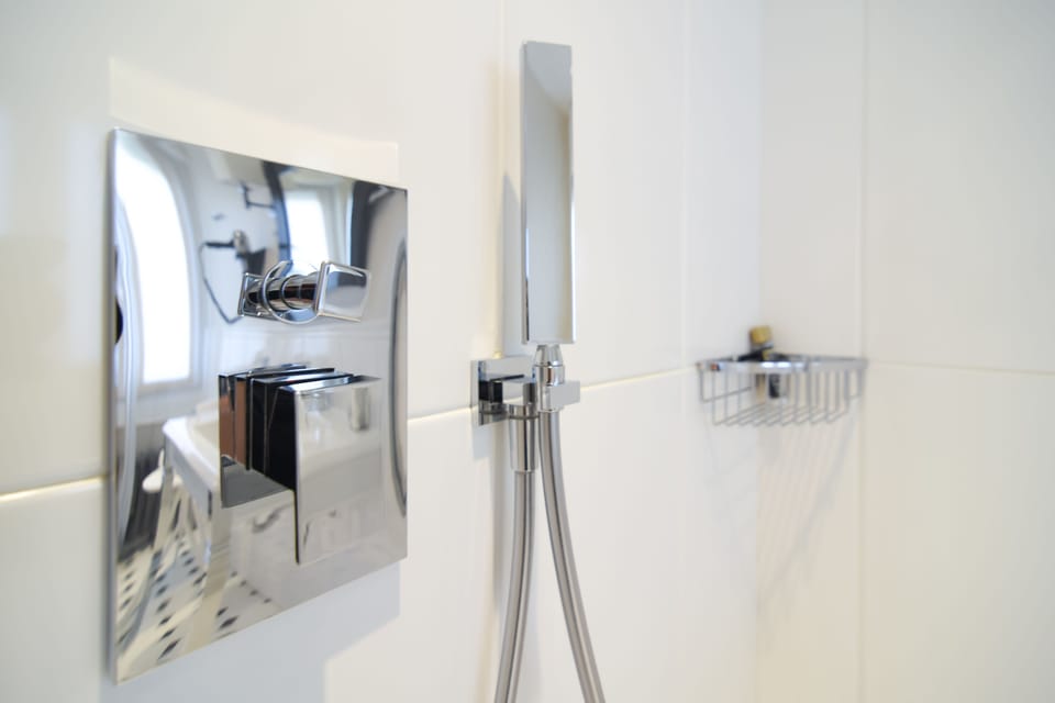 Double Room, 1 Double Bed, City View (Large) | Bathroom shower