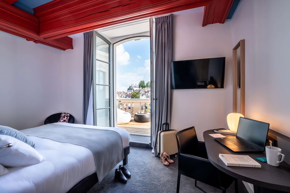 Superior Room, 1 King Bed, Non Smoking, Balcony | Premium bedding, pillowtop beds, in-room safe, individually decorated