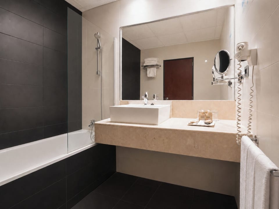 Combined shower/tub, deep soaking tub, eco-friendly toiletries