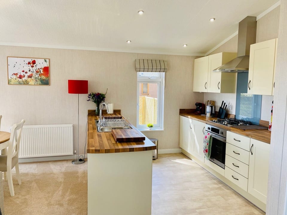Luxury Apartment, Ensuite | Shared kitchen | Highchair