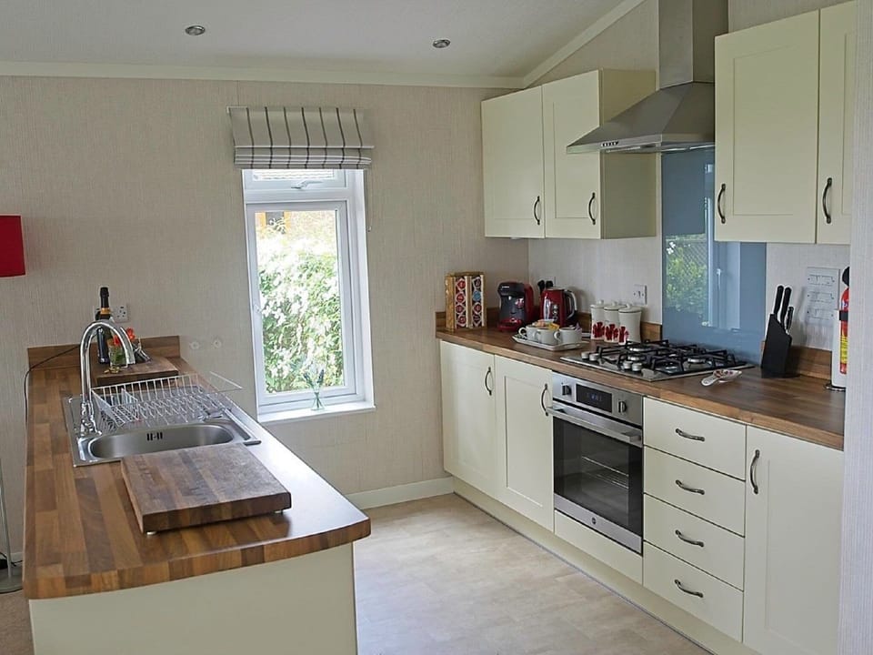 Luxury Apartment, Ensuite | Shared kitchen | Highchair