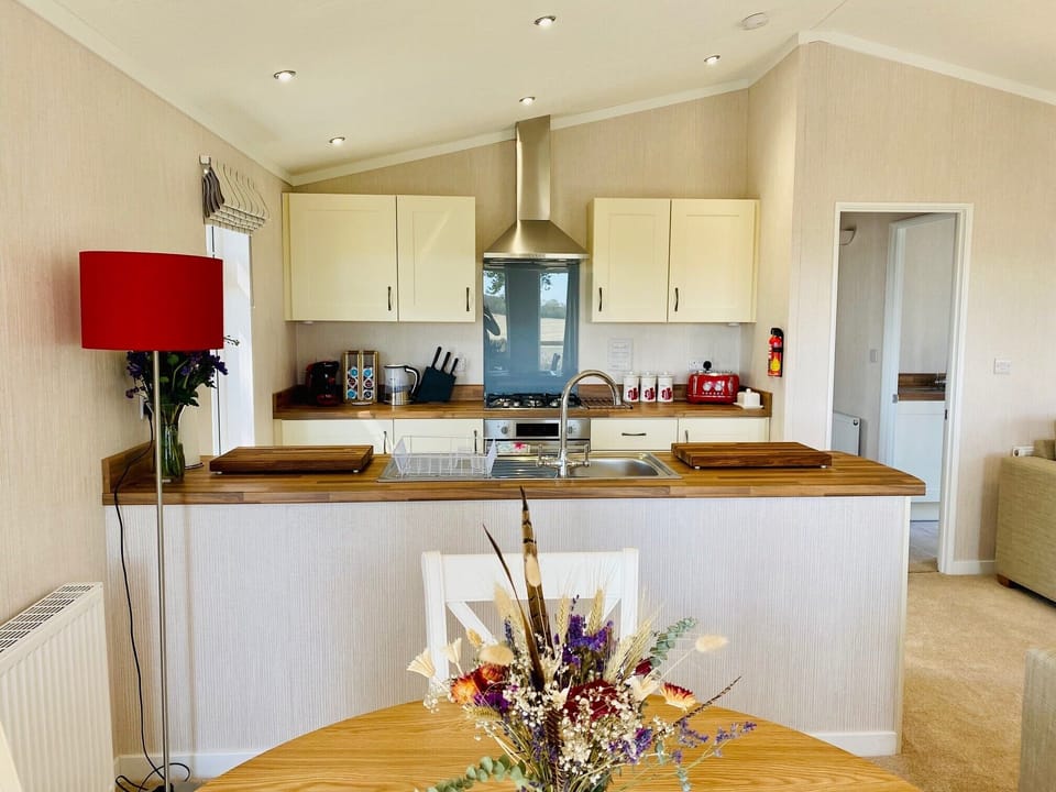 Luxury Apartment, Ensuite | Private kitchen | Highchair