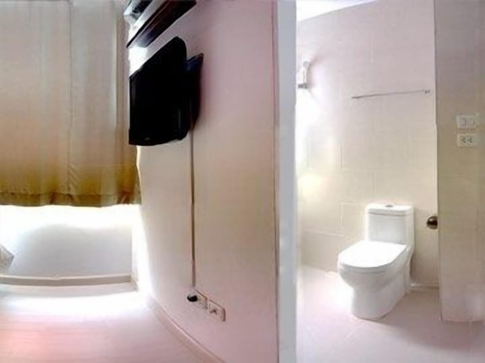 Shower, free toiletries, hair dryer, bathrobes