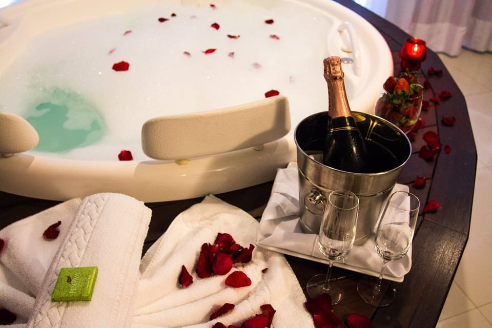 Luxury Suite, 1 King Bed, Hot Tub | Egyptian cotton sheets, minibar, blackout drapes, free WiFi