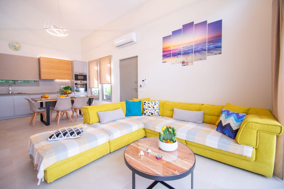 Deluxe Villa | Living area | 32-inch LCD TV with digital channels, TV
