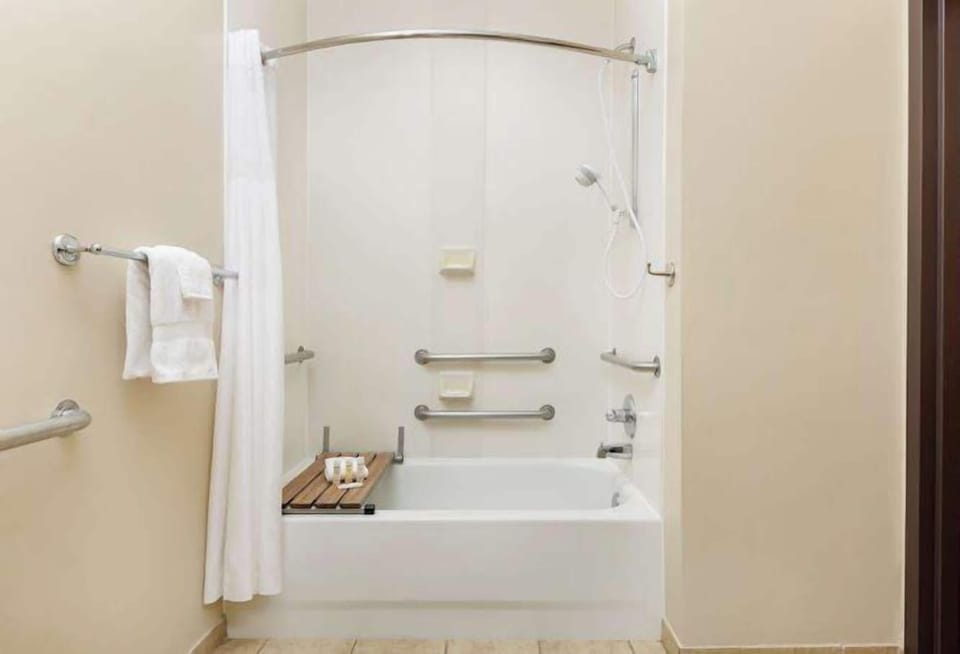 Deluxe Room, 1 King Bed | Bathroom | Combined shower/tub, free toiletries, hair dryer, towels