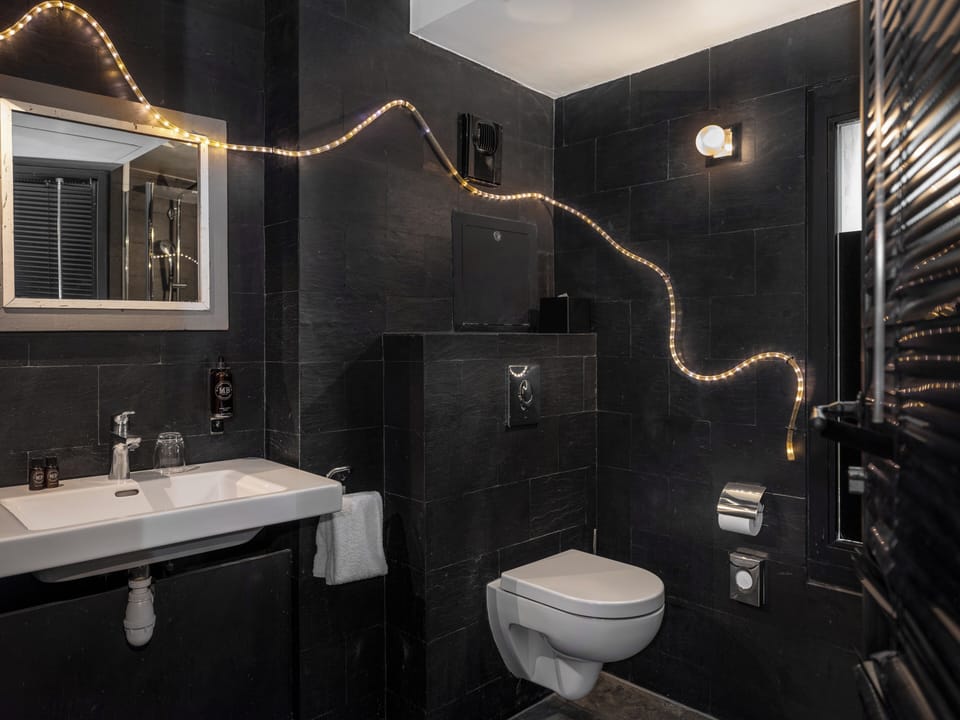 Confort - Edgar | Bathroom | Shower, hydromassage showerhead, designer toiletries, hair dryer