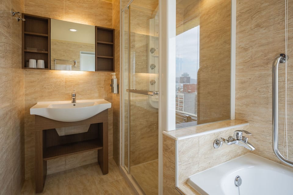 Business Room, 1 Double Bed, Harbor View | Bathroom | Shower, rainfall showerhead, hair dryer, slippers