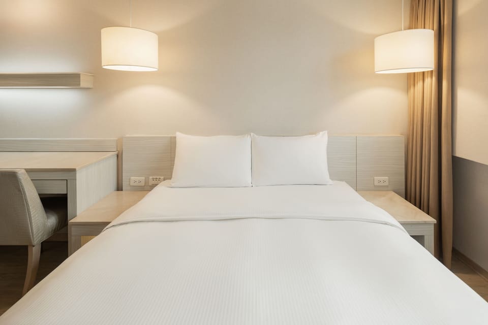 Elite Double Room | Desk, blackout drapes, soundproofing, WiFi (free)