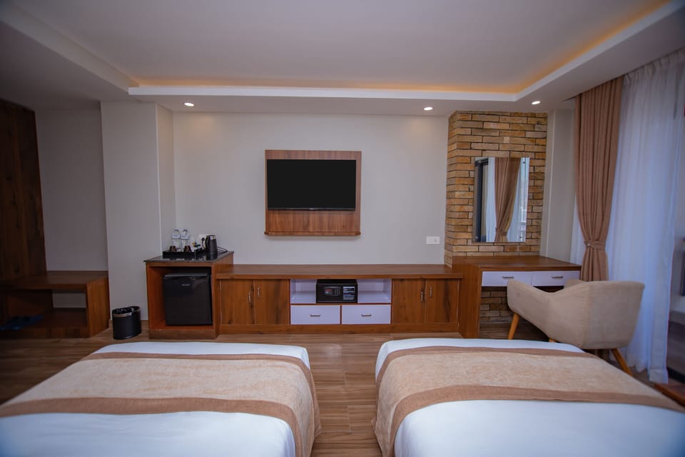 Deluxe Twin Room | Desk, free WiFi, bed sheets