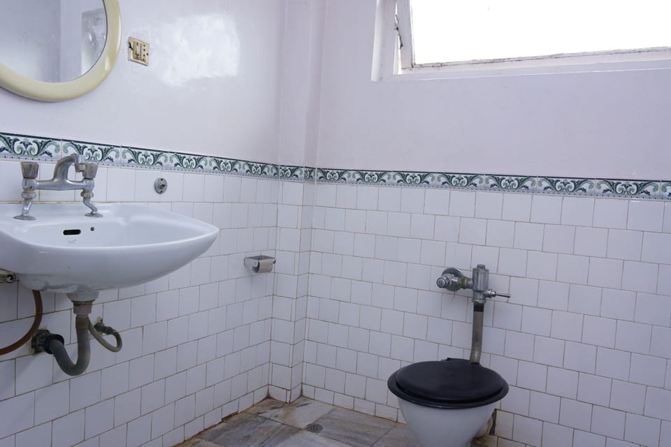 Standard Double Room | Bathroom | Slippers, towels