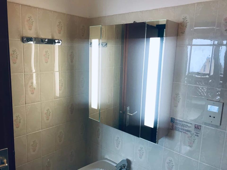 Double Room | Bathroom | Shower, towels