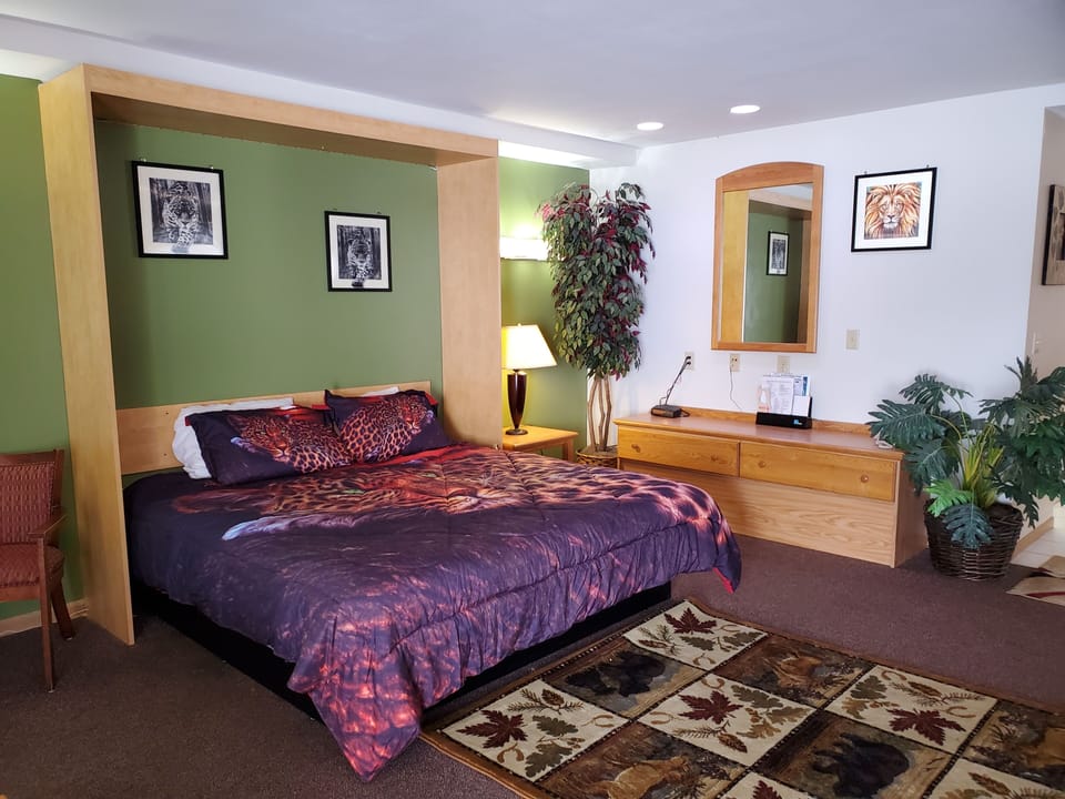 Romantic Room, 1 King Bed, Jetted Tub | Down comforters, desk, iron/ironing board, free rollaway beds
