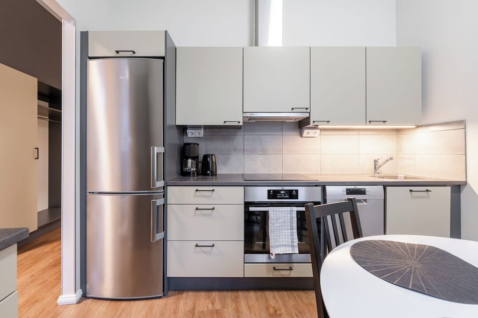 Full-size fridge, microwave, oven, stovetop