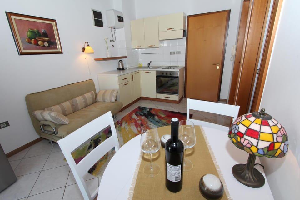 Apartment, 1 Bedroom, Smoking, Balcony | Private kitchen | Fridge, microwave, oven, stovetop