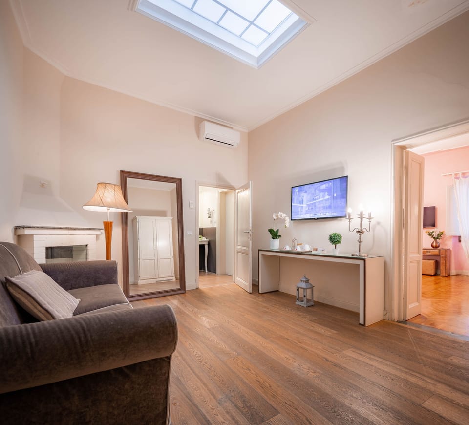 Deluxe Studio Suite | Minibar, in-room safe, desk, laptop workspace