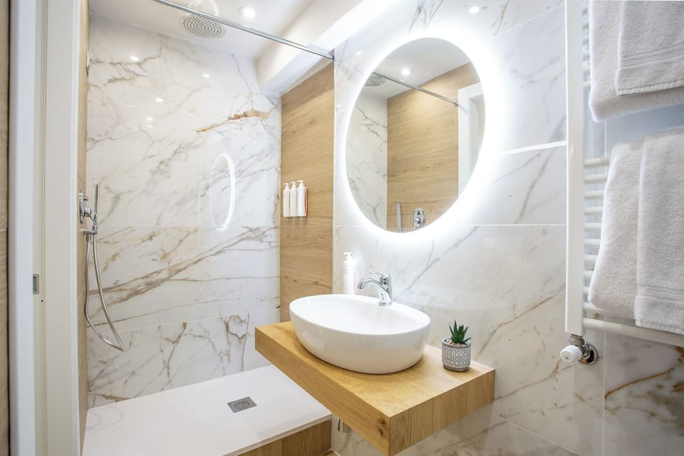 Comfort Studio Suite (Maisonette) | Bathroom | Shower, rainfall showerhead, hair dryer, bidet