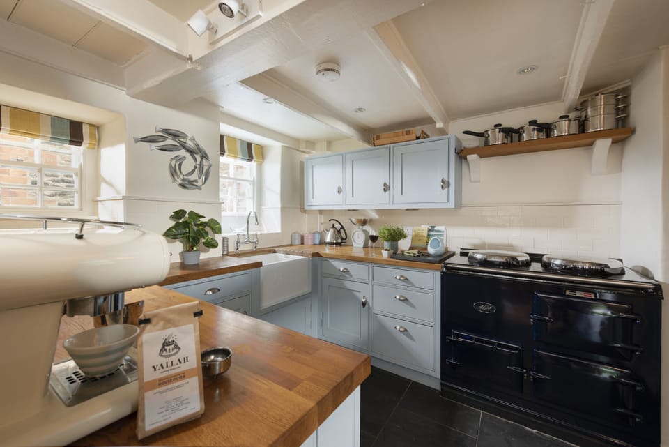 Luxury Cottage, Private Bathroom, River View | Shared kitchen | Highchair