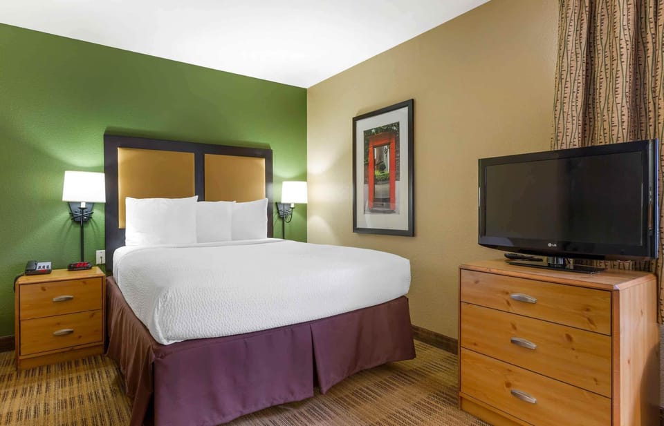 Deluxe Studio, 1 Queen Bed with Sofa bed, Accessible, Non Smoking | Desk, iron/ironing board, WiFi (free), bed sheets
