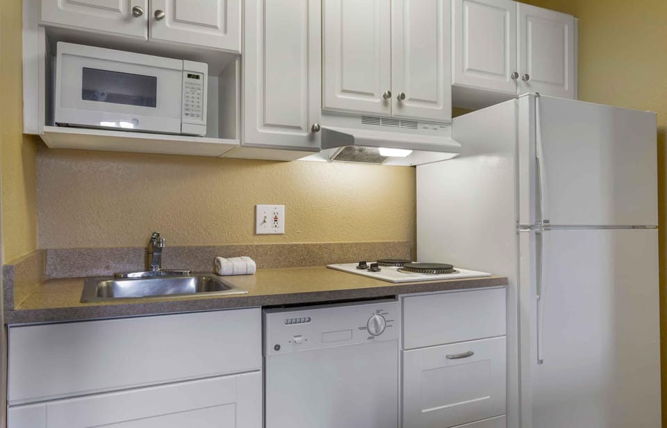 Deluxe Studio, 1 Queen Bed with Sofa bed, Non Smoking | Private kitchen | Coffee/tea maker, fridge, microwave, stovetop