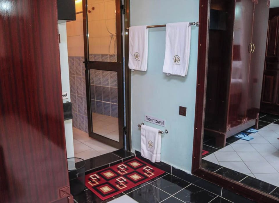 Deluxe Double Room | Bathroom | Combined shower/tub, towels
